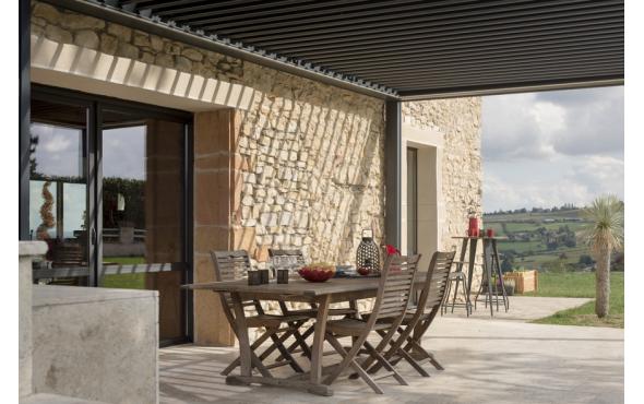 Pergola bioclimatique dans le Rhône