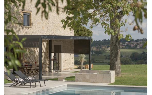 Pergola bioclimatique dans le Rhône