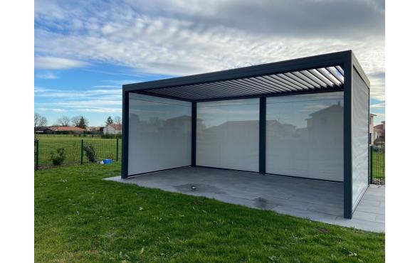 Pergola bioclimatique dans le Rhône