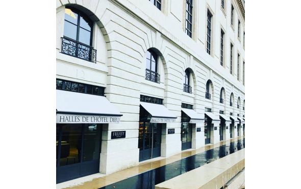 Stores bannettes aux Halles de l'Hôtel Dieu