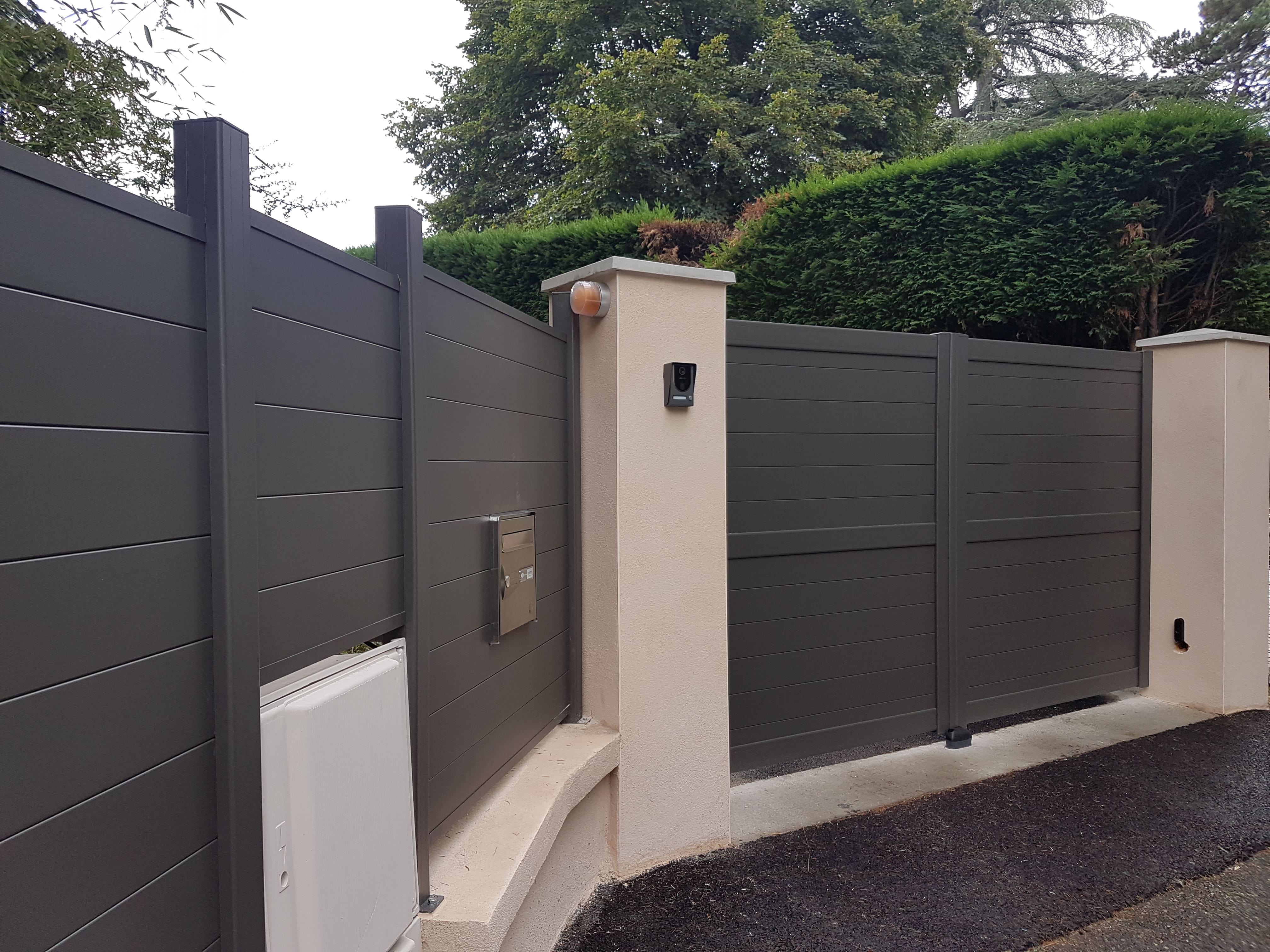 Portail et clôture dans le Rhône