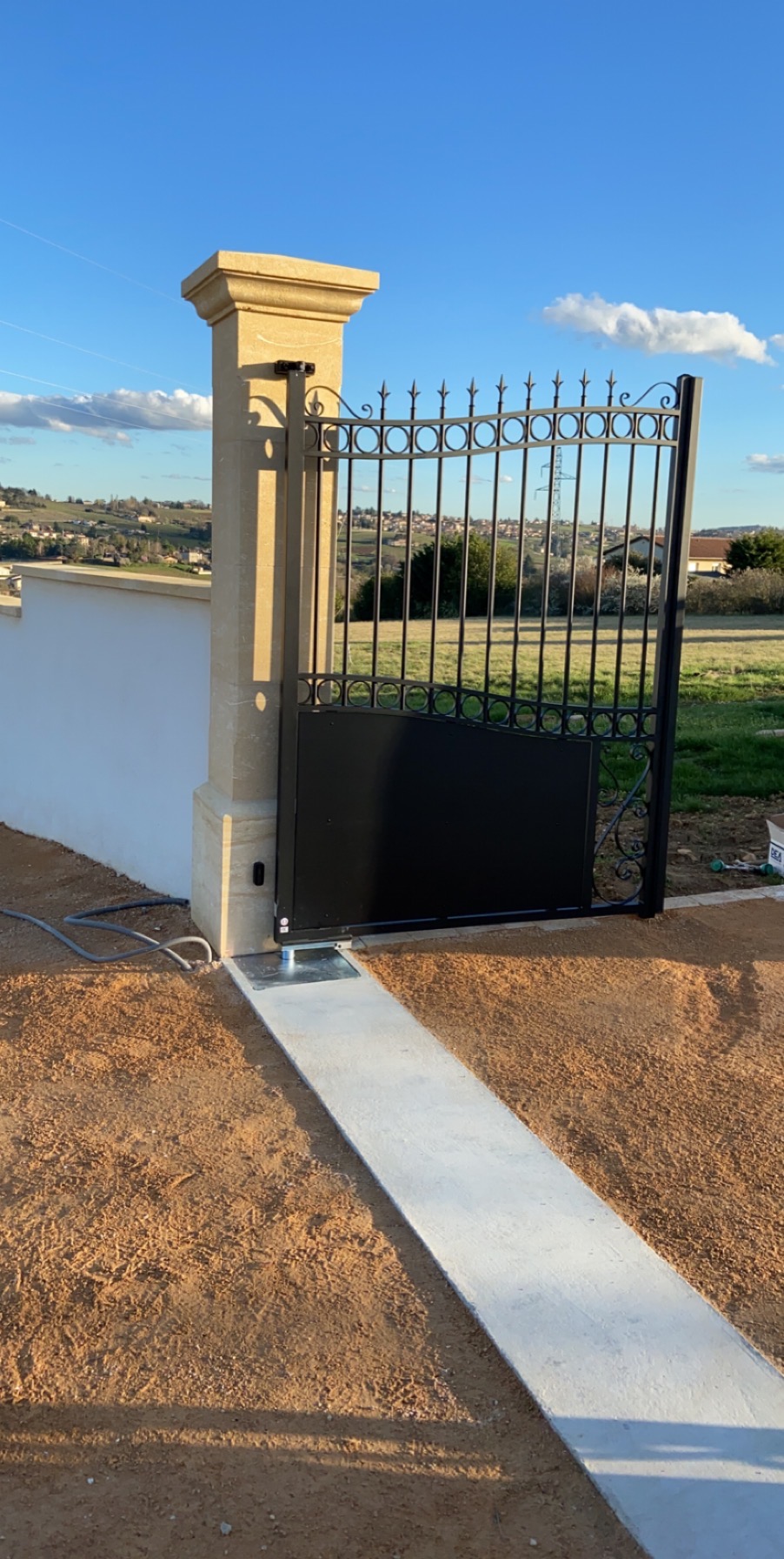 Portail + portillon dans le Rhône