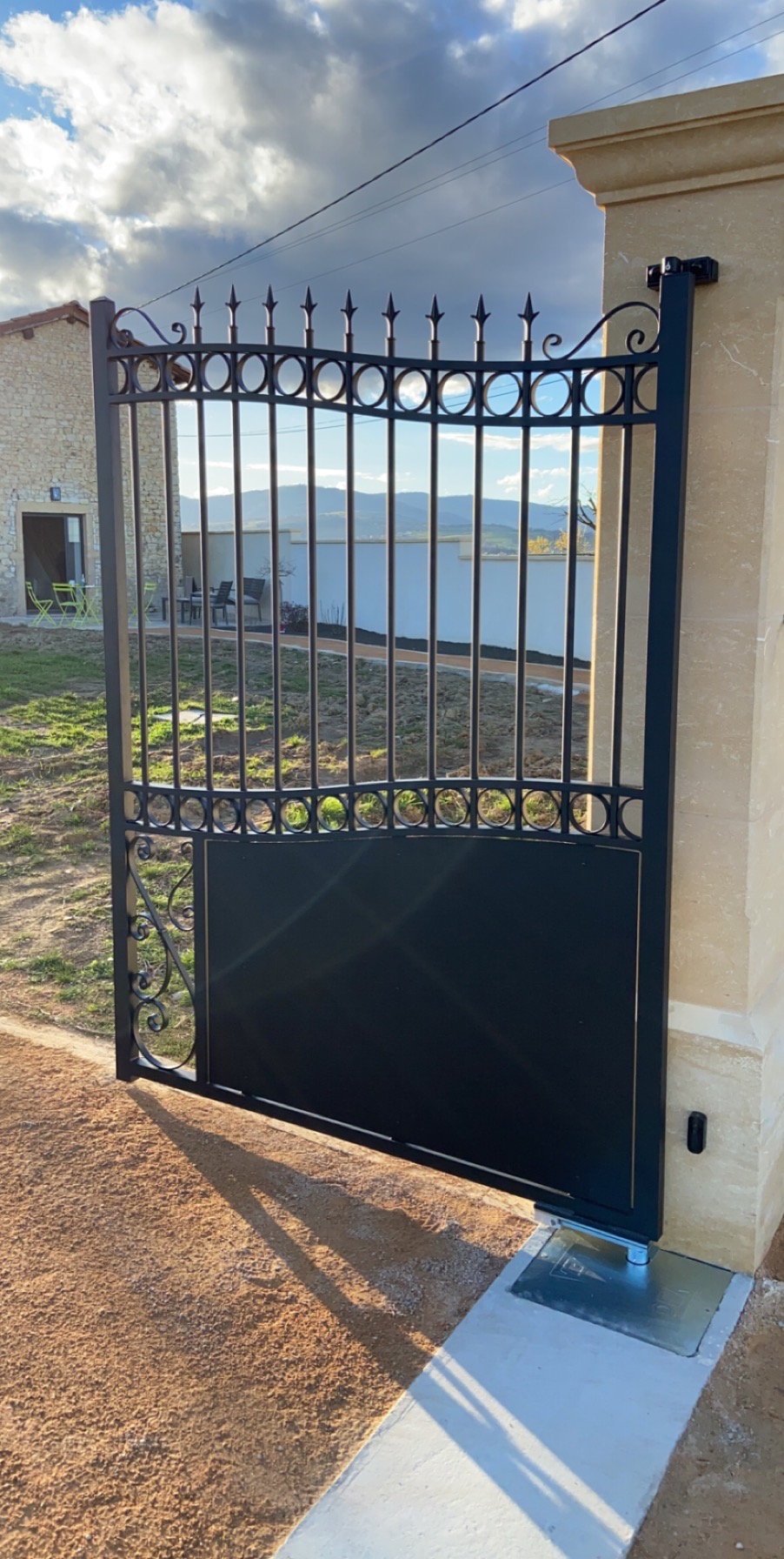 Portail + portillon dans le Rhône