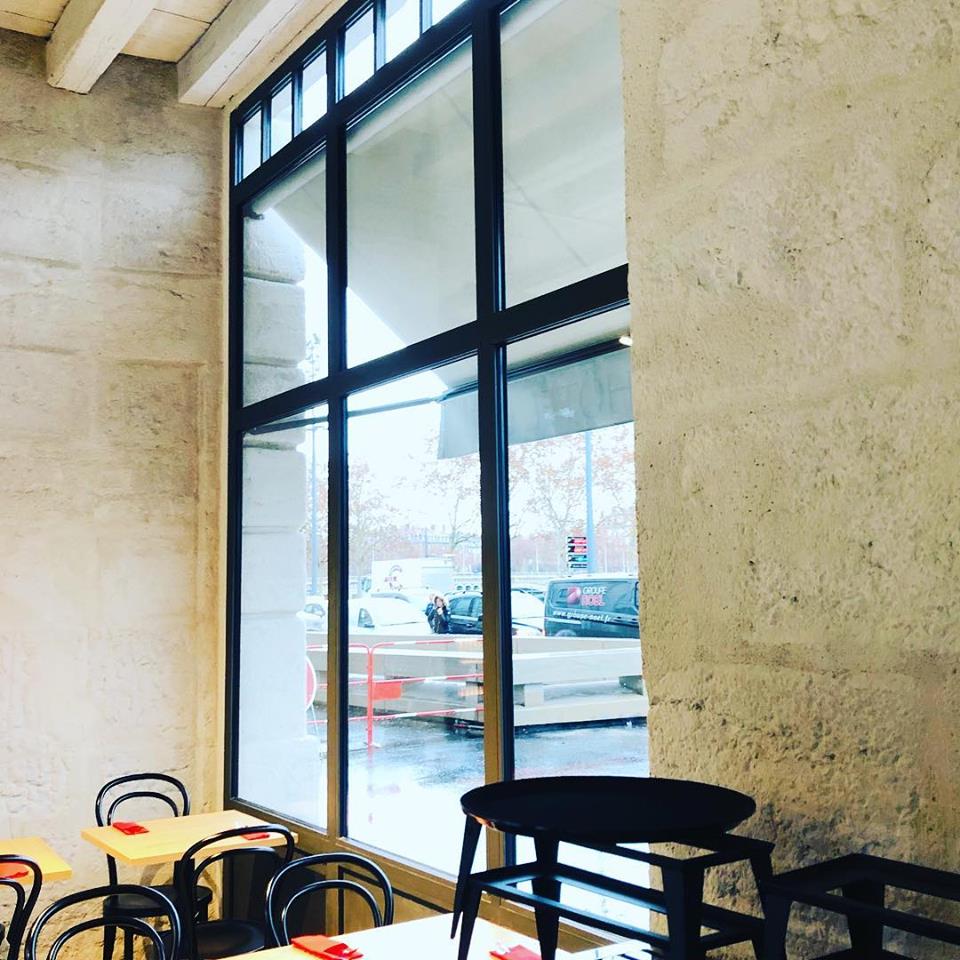 Stores bannettes aux Halles de l'Hôtel Dieu