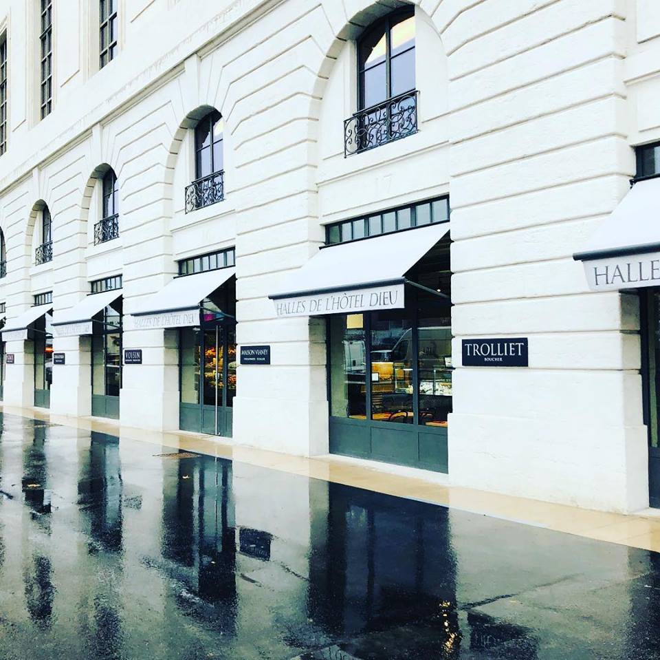 Stores bannettes aux Halles de l'Hôtel Dieu