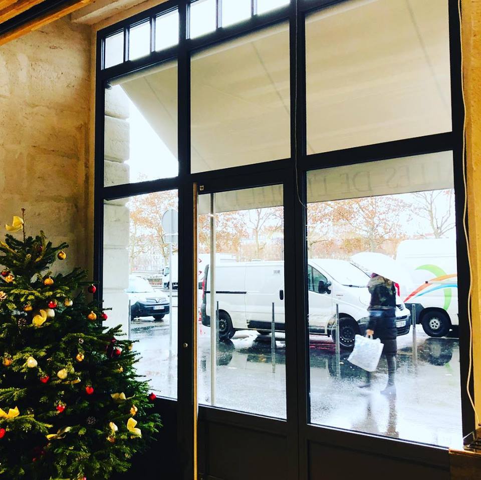 Stores bannettes aux Halles de l'Hôtel Dieu