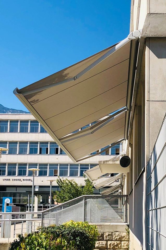 Stores bannes pour le Lycée Louise Michel